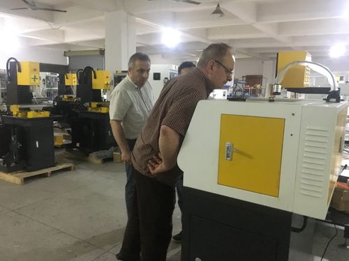 土耳其客户来访我司工厂实地参观考察桌面数控机床产品